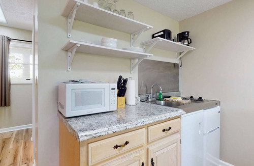 Baneberry House | Inviting & Cozy Studio, Sleep 4, Shared Gym & Games
