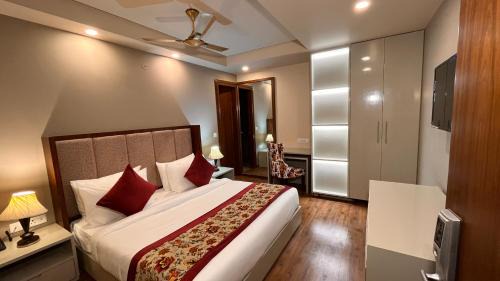 Anand Vihar Hotel | IP Royal New Delhi By Qotel - A Luxury Hotel Near Yamuna Sports Complex