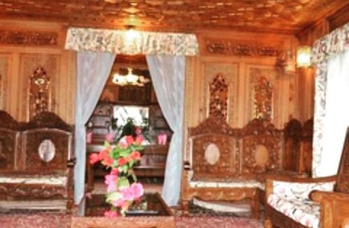 Dal Lake Boat Rental | Iram Houseboats