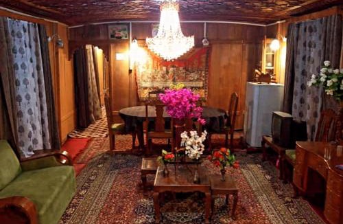 Dal Lake Boat Rental | Iram Houseboats