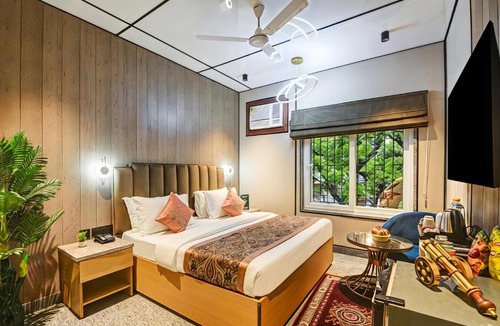 Jangpura Hotel | J Residency with Free Pickup from Nizamudin Railway Station 12 PM TO 6 PM