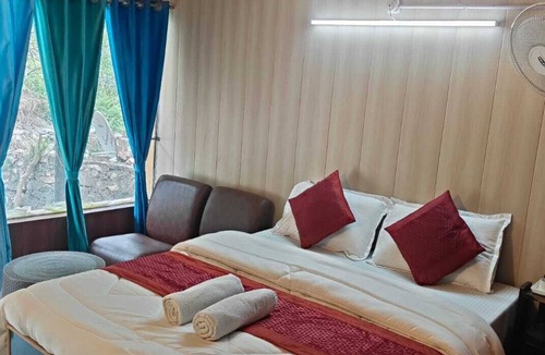 Barkot Hotel | Jayara Resort And Cafe