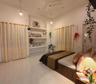 Deoghar House | Kailasha Inn-By Safarnama Stays 300mts from Baba Baidyanath Temple