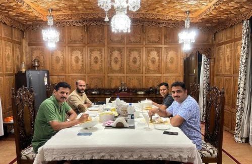 Dal Lake Boat Rental | Katharine Luxury Houseboats