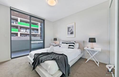 Wolli Creek Apartment | KOZYGURU WOLLI CREEK KOZY 3 BED APT + FREE PARKING NWC009