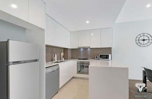 Wolli Creek Apartment | KOZYGURU WOLLI CREEK KOZY 3 BED APT + FREE PARKING NWC009