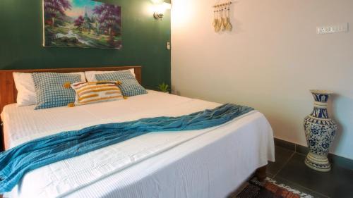 Kollam Villa | Lakefront 2BHK villa I A-frame balcony deck I BBQ grill I Hammock