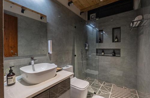 Bhimtal Villa | Lakefront Villa by ELIVAAS