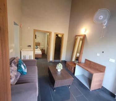 Bhimtal Hotel | Lakeview RnR Premium stay