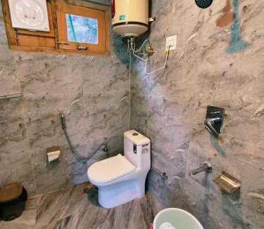 Banjar Ski Chalet | Lambri View Treehouse Jibhi