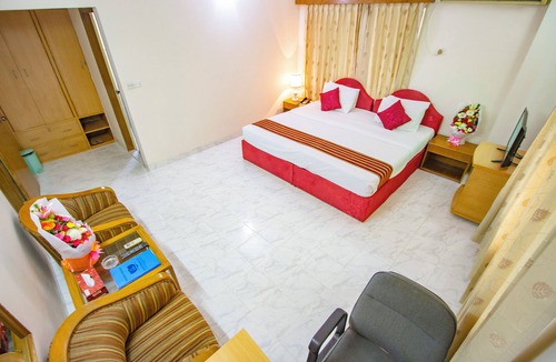 Banani Hotel | Laurel Lakefront Hotel
