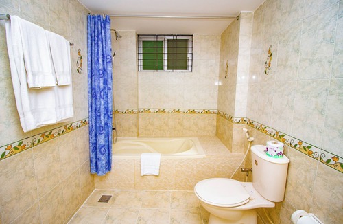 Banani Hotel | Laurel Lakefront Hotel