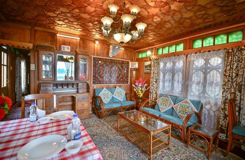Nagin Bagh Hotel | Lily Houseboat