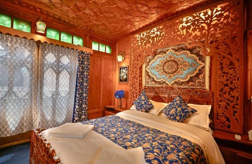 Nagin Bagh Hotel | Lily Houseboat