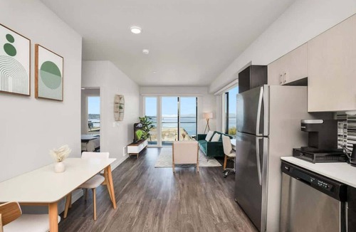 Pioneer Square Apartment | Live & Work! | Waterfront views + Prime DT | Fast Wi-fi