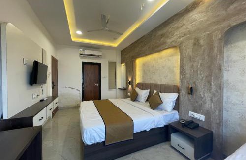 Sanwer Hotel | LOTO Hotel The Seemank Aurobindo Hospital Indore
