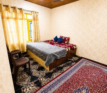 Srinagar House | Luminaire Homestay - Family Stay with Attached Bath & Kitchen