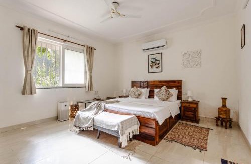 Saket Bed & Breakfast | Luxe 4BHK with Garden - Near Select City Saket