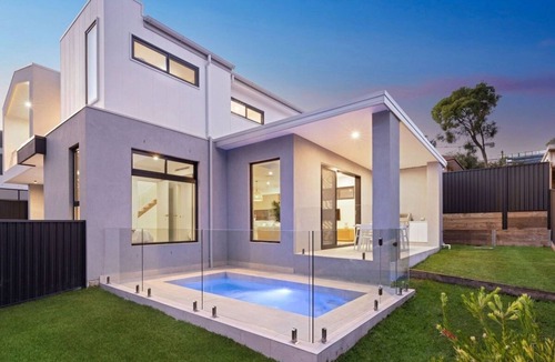 Miranda House | Luxurious 5 Bed Retreat + Pool near Gymea Village