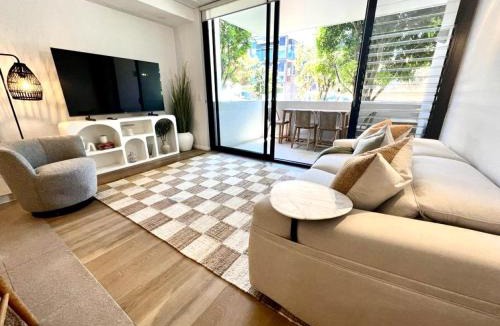 Randwick Apartment | Luxury 1 BR Apartment in Randwick- Walk to hospital UNSW Dining W parking and lift and AC