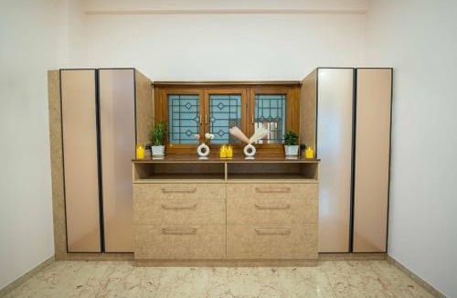 Bengaluru Apartment | Luxury 4BHK Retreat with Netflix, Balcony & Family Stay