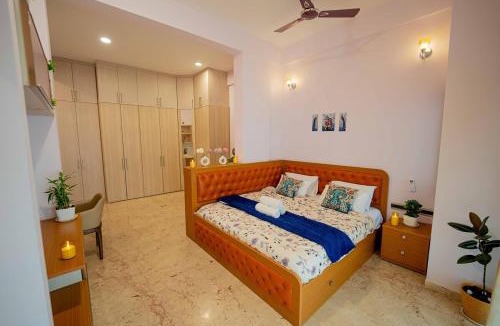Bengaluru Apartment | Luxury 4BHK Retreat with Netflix, Balcony & Family Stay