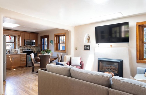 South Capitol House | Luxury Historic Home/Gardens/Walk to Town/Hot Tub/4 BR/2 Baths