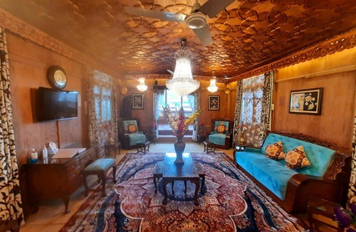 Dal Lake Hotel | Luxury Inn Badyari Palace Houseboat