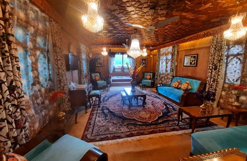 Dal Lake Hotel | Luxury Inn Badyari Palace Houseboat