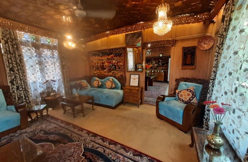 Dal Lake Hotel | Luxury Inn Badyari Palace Houseboat