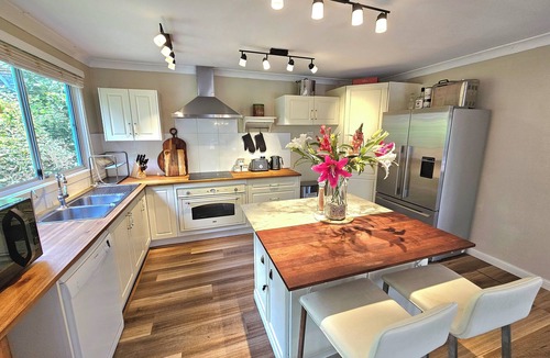 Blue Mountains City Council House | Luxury Mountain Retreat, 6 Bedroom, 3 Bathroom with Gym and Heated Swimming Pool