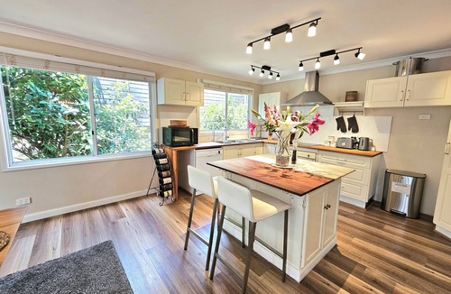 Blue Mountains City Council House | Luxury Mountain Retreat, 6 Bedroom, 3 Bathroom with Gym and Heated Swimming Pool
