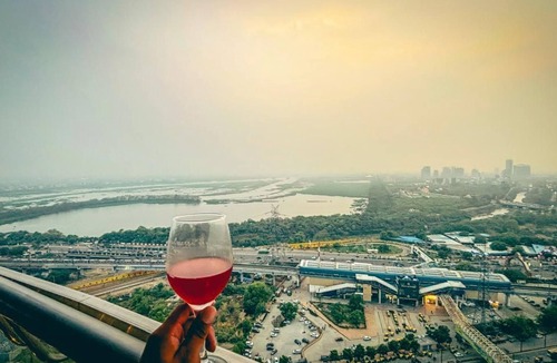 Noida Apartment | LUXY 1-bedroom apartment with WiFi, AC in delightful Noida