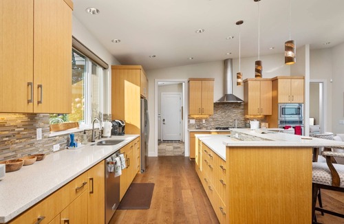 Dundee House | Magnificent Panoramic Valley and Vineyard Views, Single Level Two Guest Suite Layout, Amazing Deck