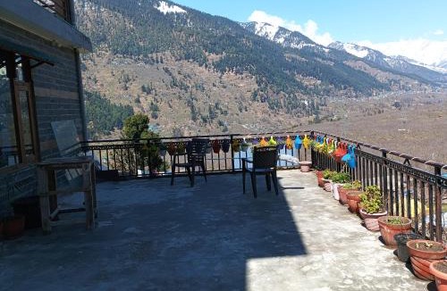Jagatsukh House | Manali Parvat View