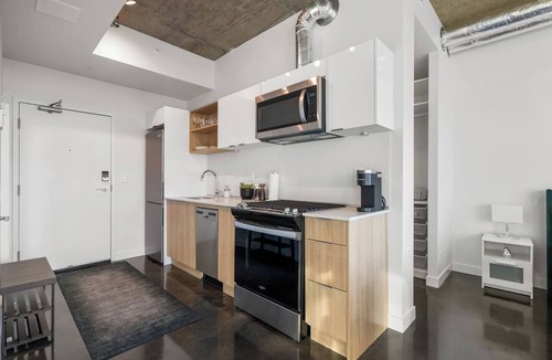 Connaught Apartment | Modern Beltline Studio Balcony Views – Near 17th