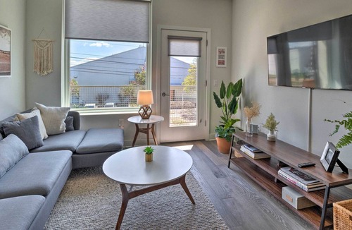 East Cesar Chavez Condo | Modern Chic Condo w/Balcony+Pool, Walk to Downtown