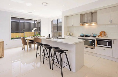 Colebee House | Modern, Spacious & Close to Park Colebee