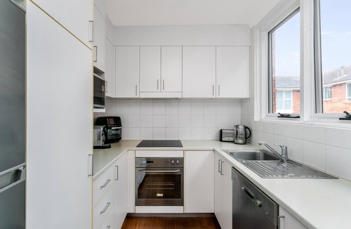 Mosman Apartment | Mosman - PUNCH- Punch Street - Sunny Top-Floor 2BR with Balcony, Leafy Views Garage Near Balmoral Beach