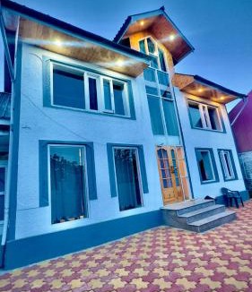 Srinagar House | Mountain Majesty