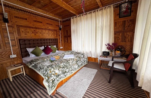 Banjar Ski Chalet | Mountain pine majesty jibhi