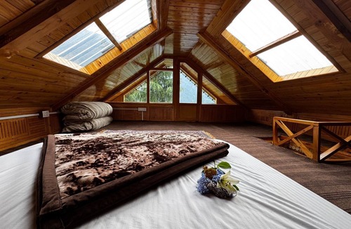 Banjar Ski Chalet | Mountain pine majesty jibhi