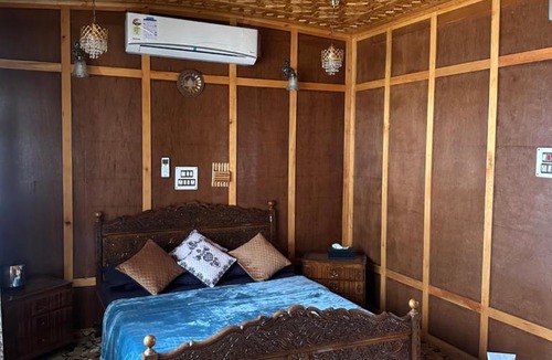Dal Lake Hotel | Movie land group of house boats
