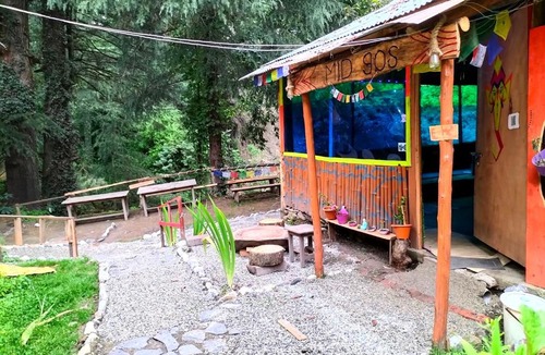 Jibhi House | Mudhouse homestay & Mid90s cafe