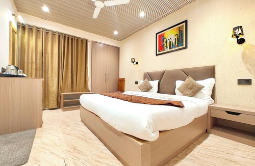 Mallital Hotel | Nainital Hotel The Gwen Stays