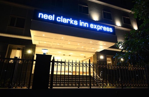 Taj Ganj Hotel | Neel Clarks Inn Express