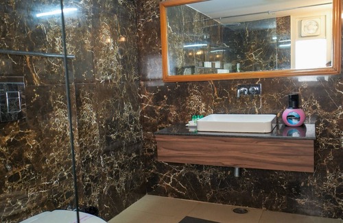 Bhimtal Bed & Breakfast | Neelesh Inn - Luxury Lake View Hotel With Swimming Pool On Bhimtal Lake