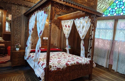 Dal Lake Boat Rental | New Alzira Royal Heritage Houseboats
