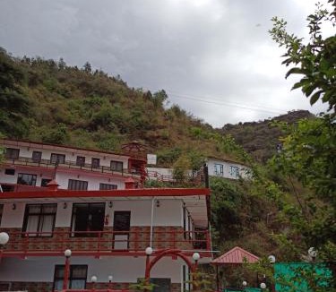Mussoorie Hotel | New Orange Tree Classic Fall in Mussoorie with pool & parking