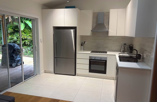 Bundeena Cottage | Newly built beach cottage, just 5-minute walk from the picturesque Jibbon Beach.